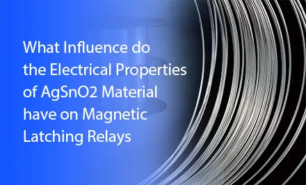 ¿Qué influencia tienen las propiedades eléctricas del material AgSnO₂ en los relés de enclavamiento magnético