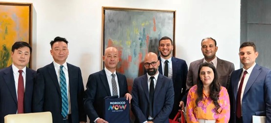 El equipo de la Agencia Marroquí de Desarrollo de Inversiones y Exportaciones obsequió a la delegación con recuerdos.