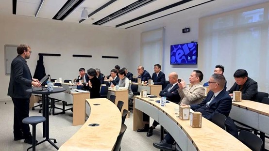 La delegación participó en una sesión de aprendizaje e intercambio en IE Business School
