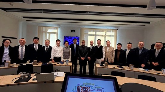 La delegación se tomó una foto de grupo con profesores de IE Business School