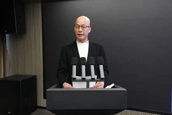 Wang Dawu, presidente y director general, pronuncia el discurso de clausura.