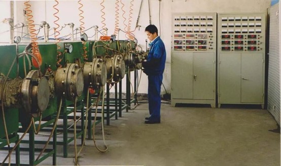 Bai Xiaoping trabajando en el taller durante los inicios de su carrera.