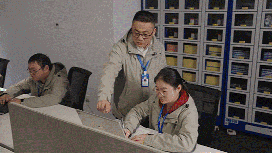 Bai Xiaoping asesora a jóvenes profesionales t&eacute;cnicos.