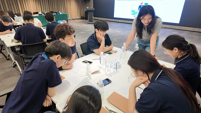 Zhang Wenxuan respondió a las preguntas de los participantes durante la sesión.