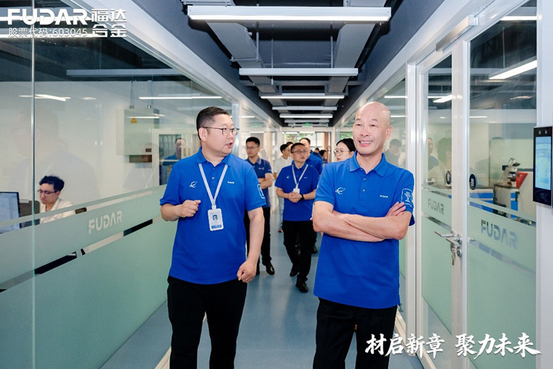 Wang Dawu recorre las oficinas del Instituto.