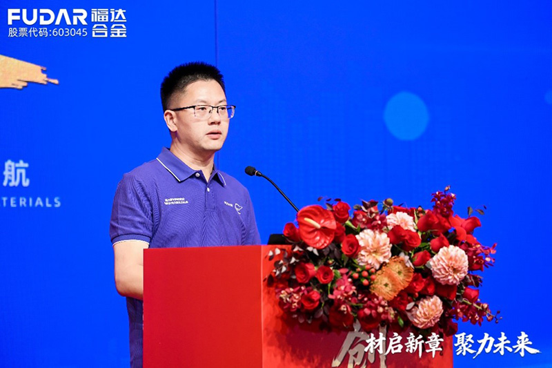 El orador invitado Wei Qinghong pronuncia un discurso.