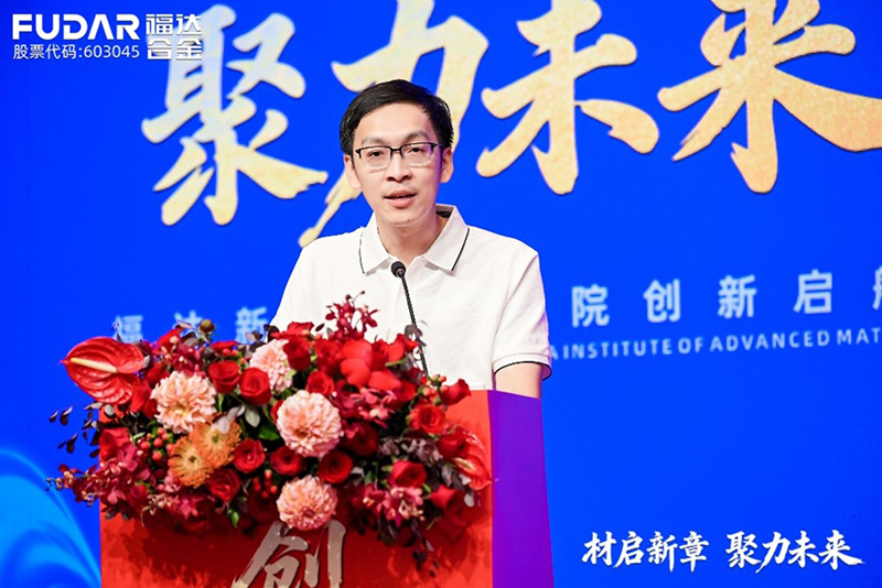El orador invitado, Wang Zhongnan, pronuncia un discurso.