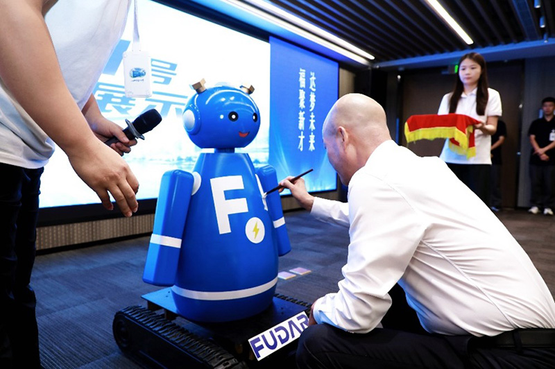 Inscripción del robot por el presidente Wang Dawu