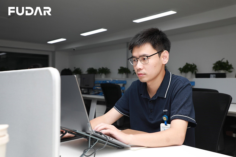 Miao Renliang en su puesto de trabajo