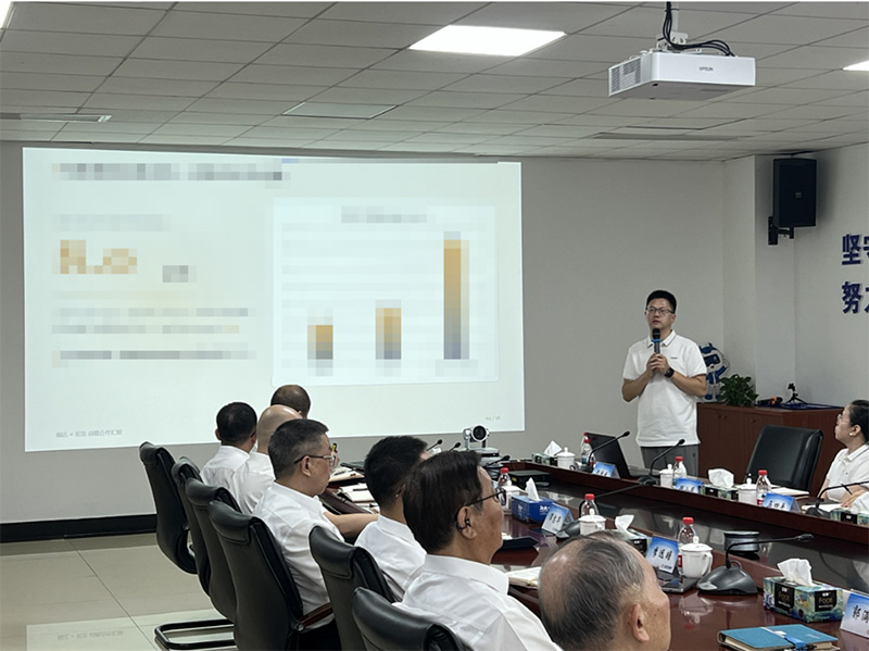 Wei Qinghong hace una presentación sobre la asociación. Wei Qinghong hace una presentación sobre la asociación.