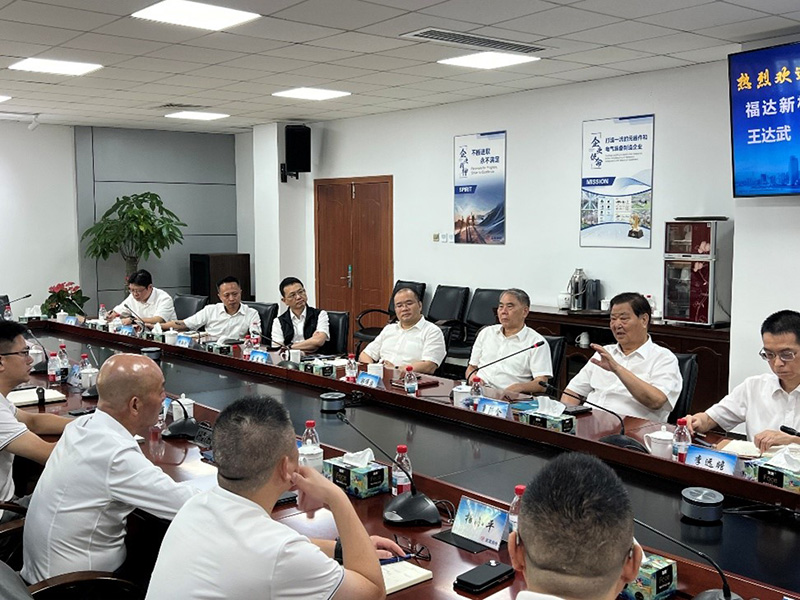 Guo Manjin habla en la reunión. Guo Manjin habla en la reunión.
