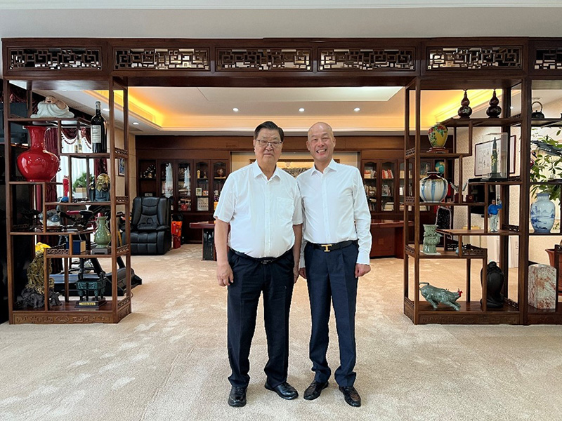 Wang Dawu y Guo Manjin posan para una foto Wang Dawu y Guo Manjin posan para una foto