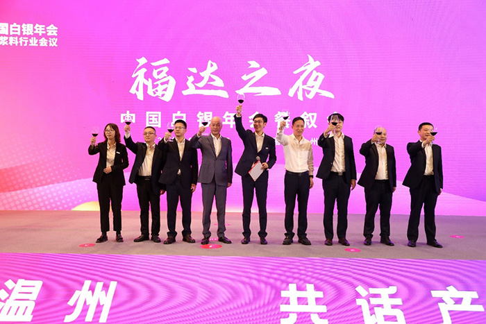 El equipo directivo de Fuda brindó para dar la bienvenida a los invitados.